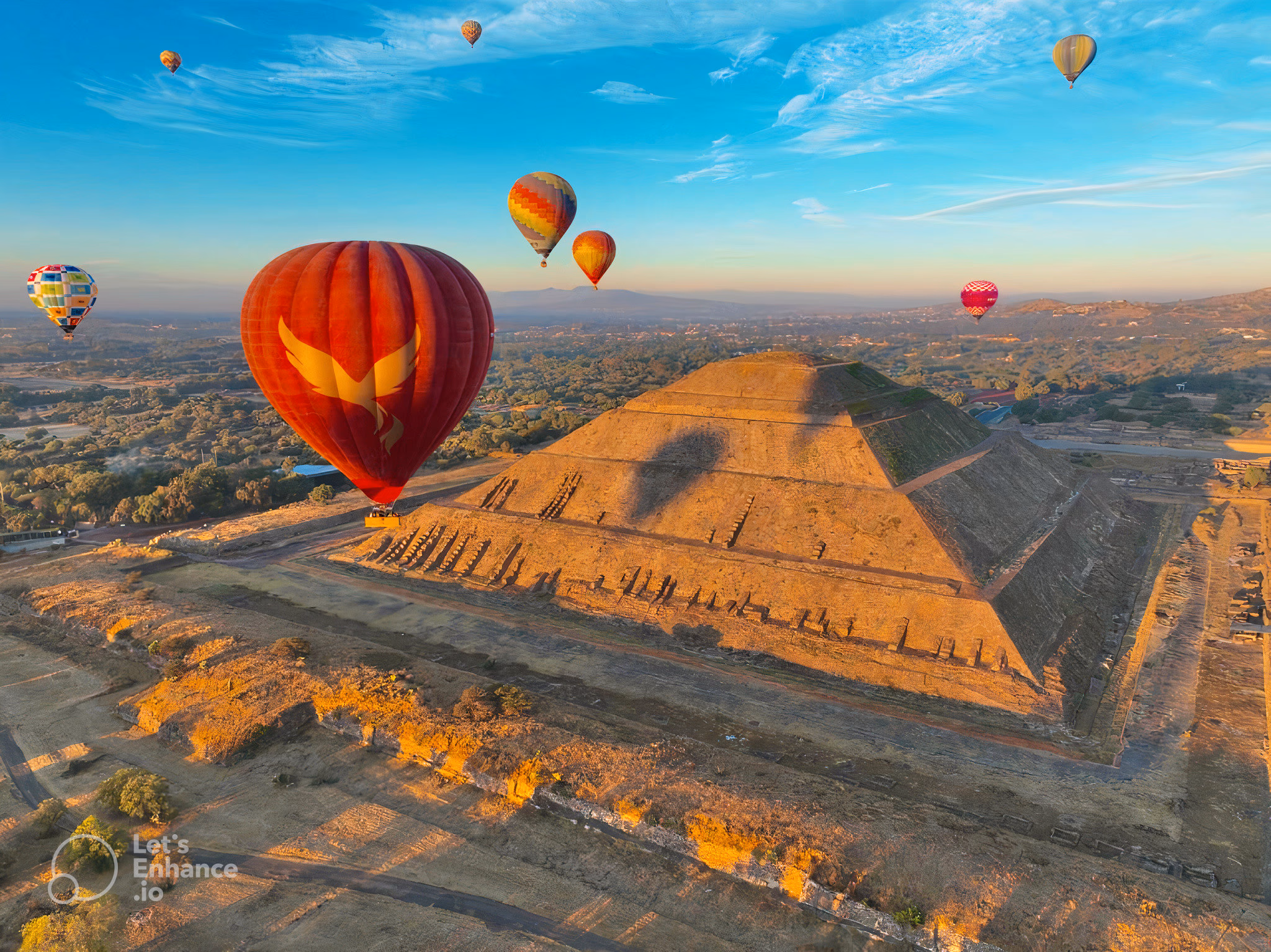 Globos aerostáticos volando sobre la Pirámide del Sol en Teotihuacán al amanecer